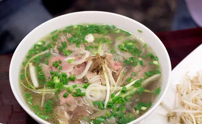 Hình ảnh Phở tái - gà xé