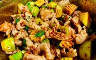 Hình ảnh Chân gà rút xương sốt Thái hộp to
