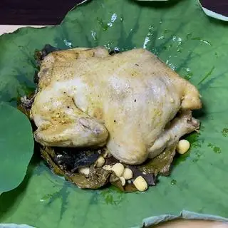 Hình ảnh Nguyên con gà hấp nấm hạt sen