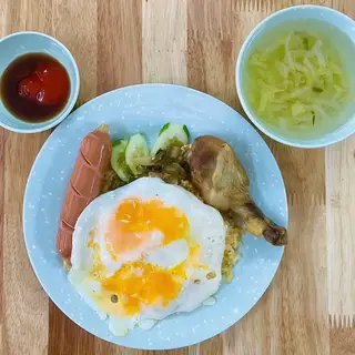 Hình ảnh Cơm gà xối mỡ đùi - xúc xích - ốp la