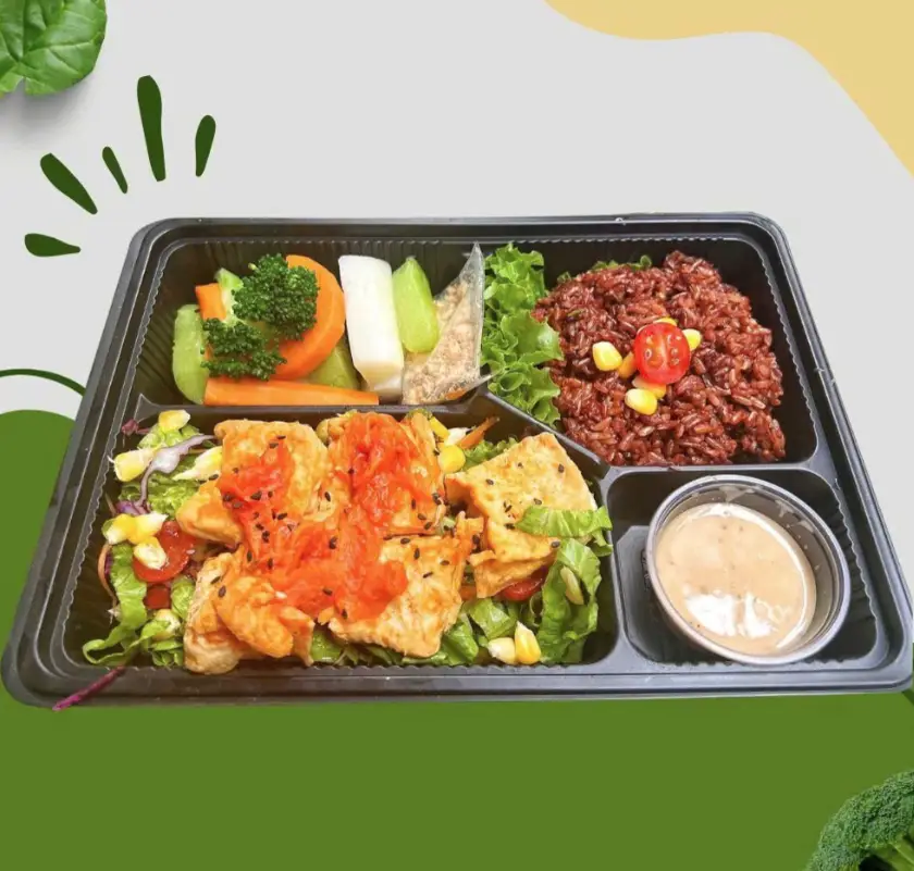 Hình ảnh Cơm gạo lứt đậu sốt cà chua - kèm salad