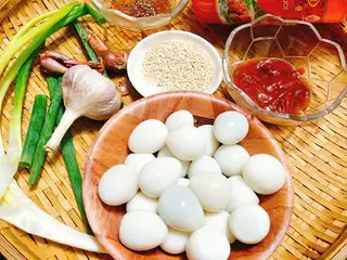 Hình ảnh Trứng cút chấm gia vị bò