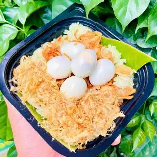 Hình ảnh Xôi trứng cút lá dứa