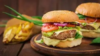 Hình ảnh Burger bò - gà giòn