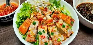 Hình ảnh Bún trộn thịt heo quay