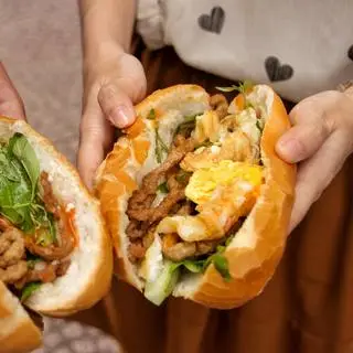 Hình ảnh Bánh mì chả cá trứng