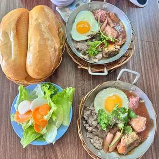 Hình ảnh Chảo 6 - trứng - cá - bò - patê - xúc xích - chả lụa ( có rau - đồ chua - bánh mì )