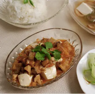 Hình ảnh Cơm đậu hủ sốt cay và canh miso cùng salad