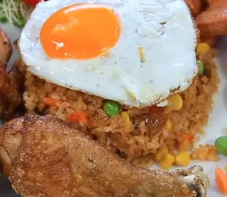 Hình ảnh Cơm chiên đùi gà - trứng