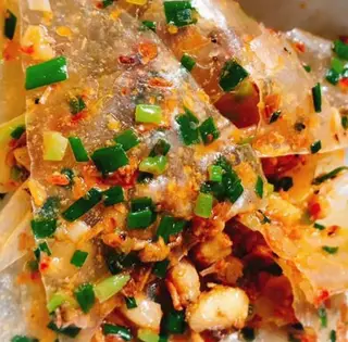 Hình ảnh Bánh tráng dẻo  phơi sương trộn sate tóp mỡ tỏi giòn