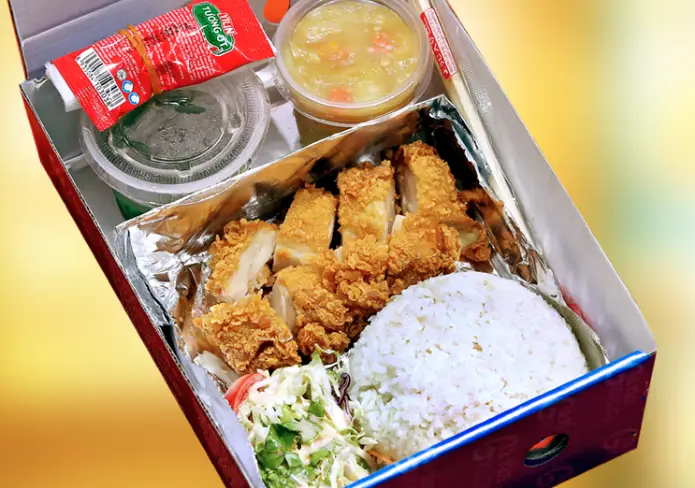 Hình ảnh Cơm gà cốt lết sốt cà ri