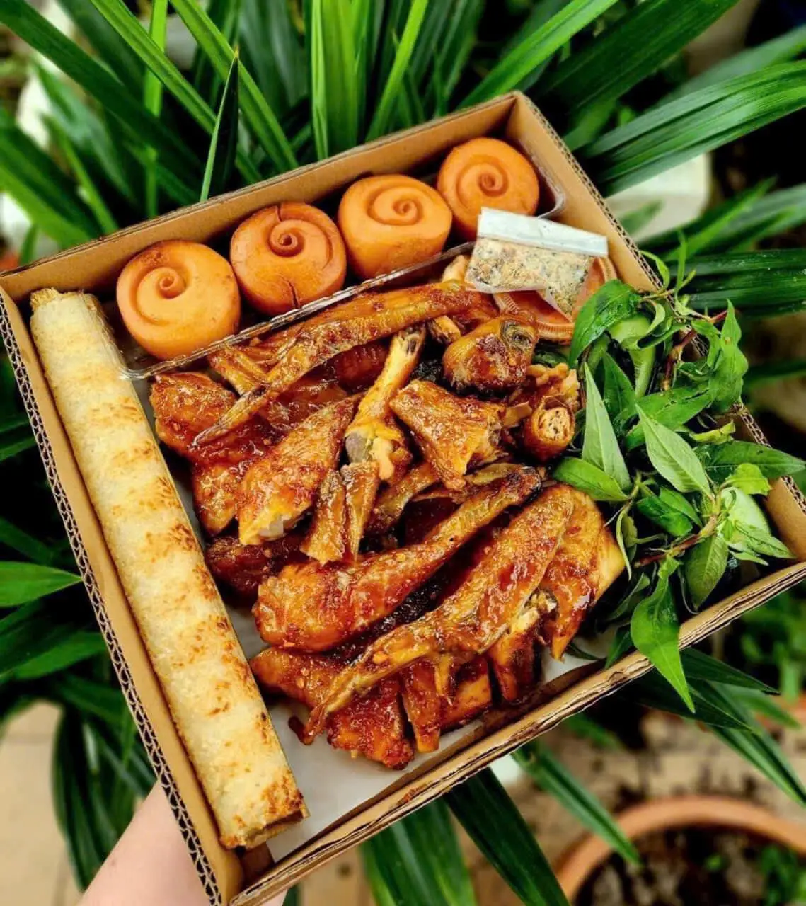 Hình ảnh Gà nướng nguyên con - 1 cây cơm lam
