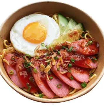 Hình ảnh Mì trộn trứng opla - xúc xích