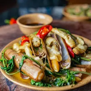 Hình ảnh Ốc Móng Tay Hấp Lá Quế