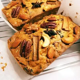 Hình ảnh Fruit cake - bánh trái cây ướp rượu