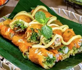 Hình ảnh Bánh tráng cuốn full topping chấm sốt me bơ nhà làm 
