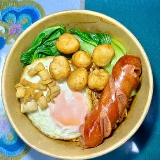 Hình ảnh Mì trộn xúc xích cá viên trứng tóp mỡ