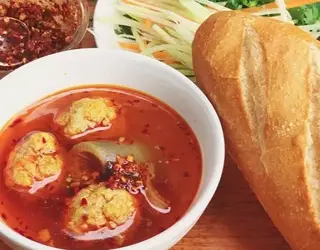 Hình ảnh Bánh mì chấm xíu mại đặc biệt
