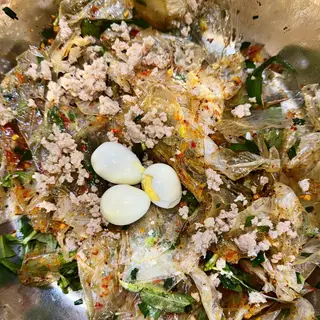 Hình ảnh Bánh tráng sa tế mỡ hành thịt bằm trứng cút