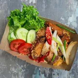 Hình ảnh Cơm chiên cánh gà lắc mắm tỏi