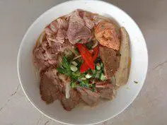 Hình ảnh Bún bò tái nạm chả