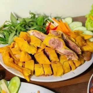 Hình ảnh Nguyên con Gà Ủ Muối Xông Khói