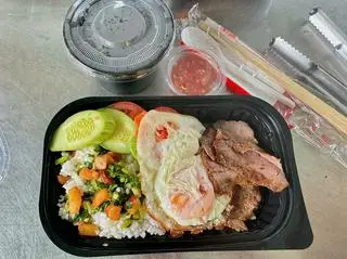 Hình ảnh Cơm thăn bò nướng + canh rong biển