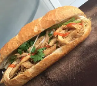 Hình ảnh Bánh mì gà xé Huỳnh Anh