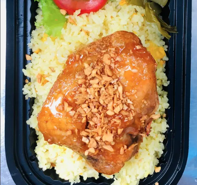 Hình ảnh Cơm chiên má đùi sốt mắm tỏi 