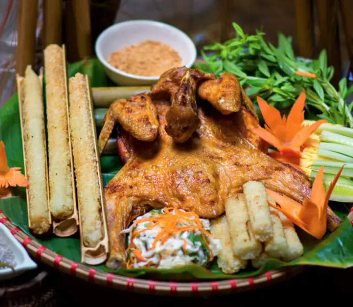 Hình ảnh Combo gà Sire lớn nướng  ngũ vị kèm 1 cơm lam nướng - 4 bánh bao