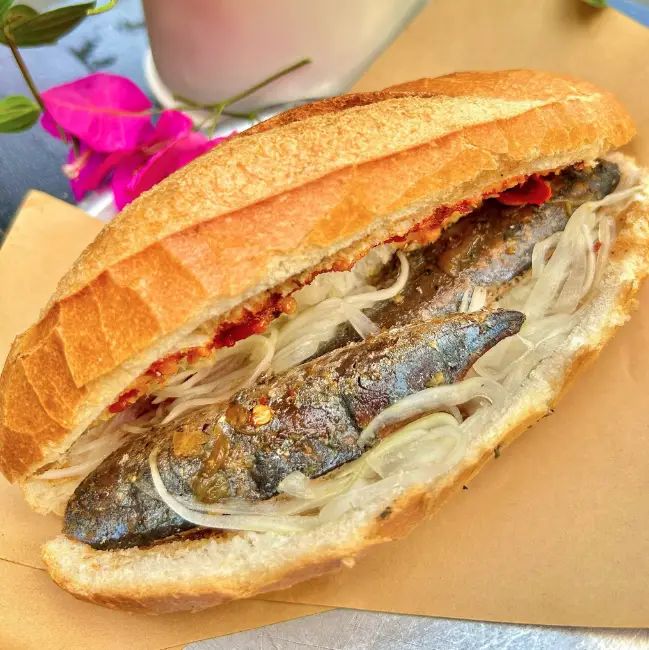 Hình ảnh Bánh mì cá nục kho