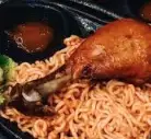 Hình ảnh Mì trộn đùi gà mắm tỏi