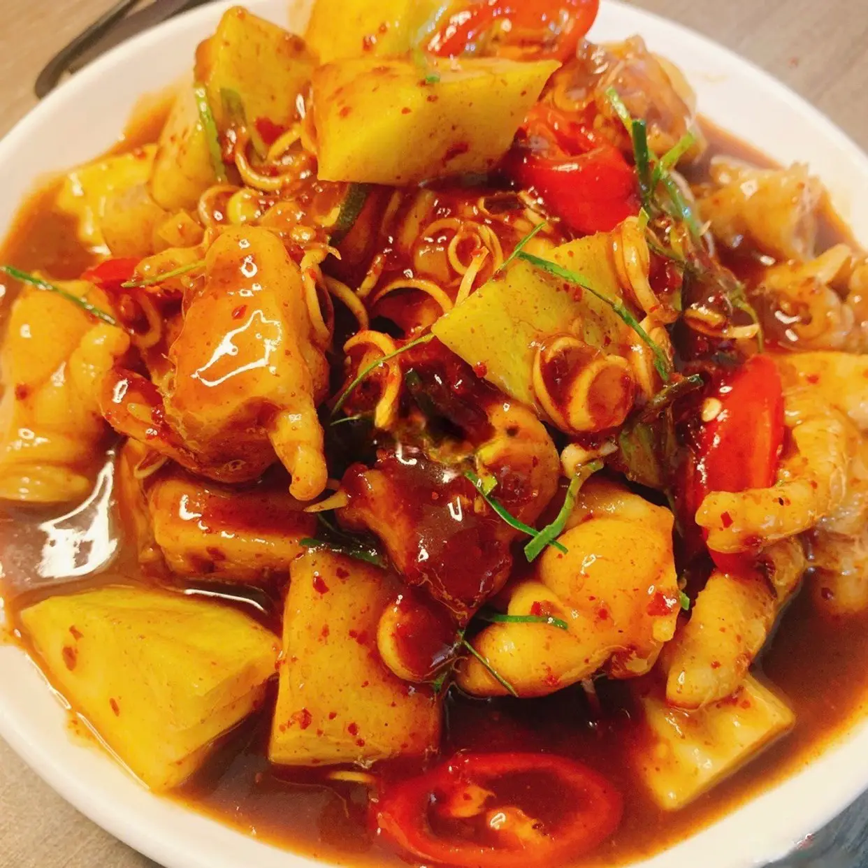 Hình ảnh Chân gà sốt thái rút xương mix xoài hoặc cóc và sốt chấm ( Hộp Nhỏ)