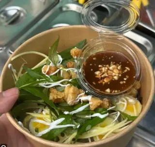 Hình ảnh Bánh tráng cuốn trứng lòng đào chấm sốt me chua ngọt tóp mỡ