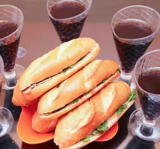 Hình ảnh Combo bánh mì - nước