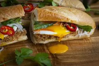 Hình ảnh Bánh mì chả cá và trứng ốp la