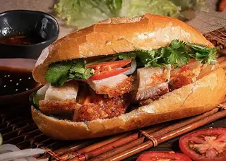 Hình ảnh Bánh mì heo quay + trứng 
