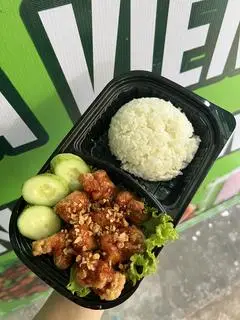 Hình ảnh Cơm gà viên sốt cay