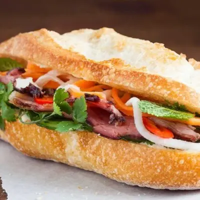 Hình ảnh Bánh mì heo quay da giòn 