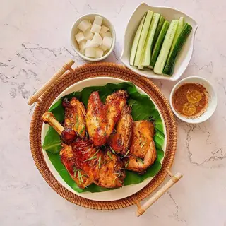 Hình ảnh Cơm gà nướng lá chanh