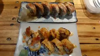 Hình ảnh Roll sushi da cá hồi nướng sốt cay