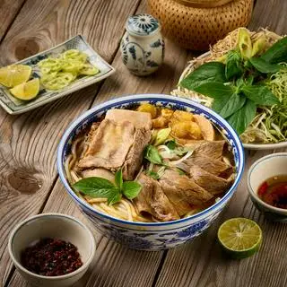 Hình ảnh Bún bò tái nạm gân