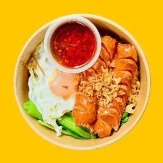 Hình ảnh Mì trộn trứng lòng đào - xúc xích