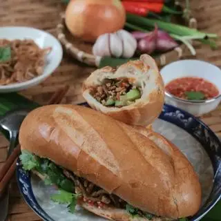 Hình ảnh Bánh mì chả cá sợi