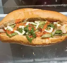 Hình ảnh Bánh mì pate trứng xúc xích đỏ truyền thống