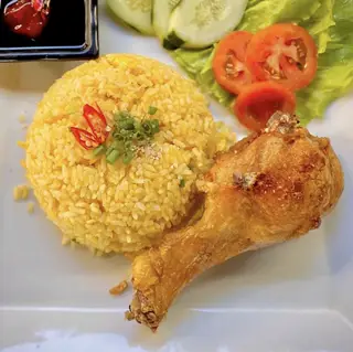 Hình ảnh Cơm gà xối mỡ đùi tỏi