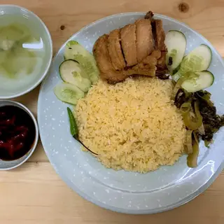 Hình ảnh Cơm gà xối mỡ má đùi