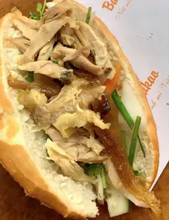 Hình ảnh Bánh mì gà xé