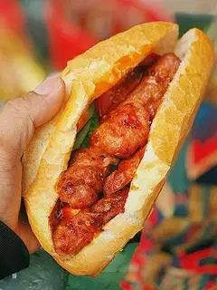 Hình ảnh Bánh mì xúc xích - nem nướng