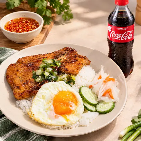 Hình ảnh Cơm tấm sườn trứng - Coca